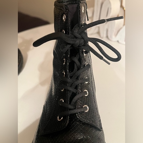 Doc Martens 1460 Black Snake Skin Pattern Lace Up Combat Boot - Picture 5 of 8